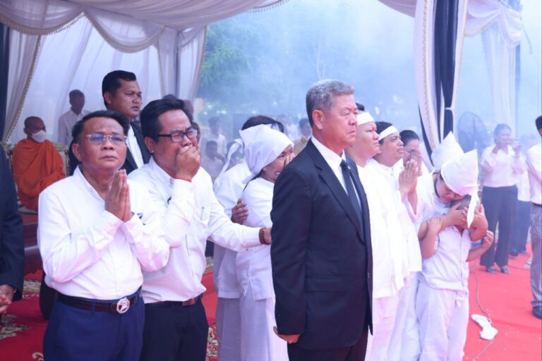 ឯកឧត្ដម គួច ចំរើន និងថ្នាក់ដឹកនាំជុំវិញខេត្តកណ្តាល អញ្ជើញចូលរួមបុណ្យសព និងផ្ដល់ភ្លើងបូជា សពឯកឧត្តមបណ្ឌិត ហែម ប្រសើរ