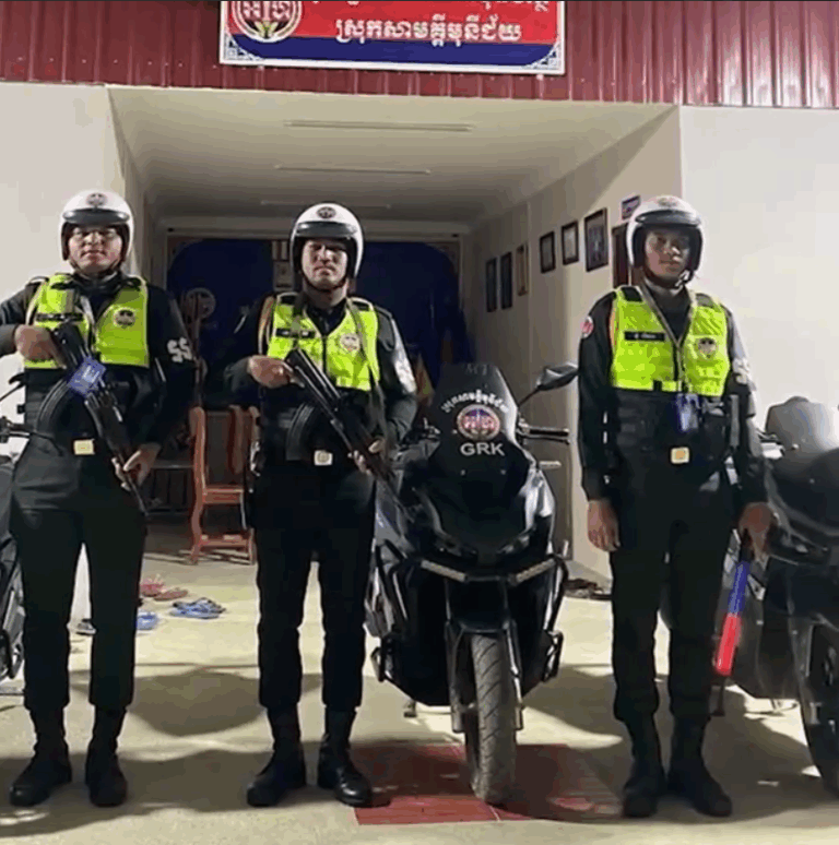 អនុវត្តតាមបទបញ្ជាយ៉ាងម៉ឺងម៉ាត់របស់ លោកឧត្តមសេនីយ៍ត្រី ម៉េង ស្រ៊ុន កម្លាំងមូលដ្ឋានកងរាជអាវុធហត្ថស្រុកសាមគ្គីមុនីជ័យ ធ្វើការចុះល្បាតដើម្បីការពារ បង្ការ ទប់ស្កាត់ បង្រ្កាប រាល់បទល្មើសនានា ក្មេងទំនើង ករណីគ្រឿងញៀន ចោរកម្ម និងឧបទ្ទវហេតុផ្សេងៗដែលអាចកើតមានឡើងនៅក្នុងភូមិសាស្ត្រ