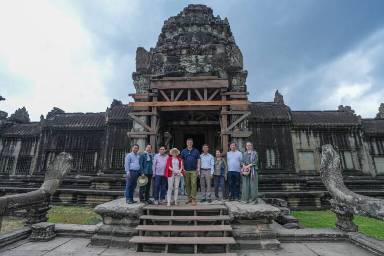 អគ្គនាយកអាជ្ញាធរជាតិអប្សរា ទទួលស្វាគមន៍គណៈប្រតិភូតំណាងរាស្ត្រ ដែលជាសមាជិកនៃក្រុមមិត្តភាពរដ្ឋសភា បារាំង-កម្ពុជា មកទស្សនារមណីយដ្ឋានអង្គរ 