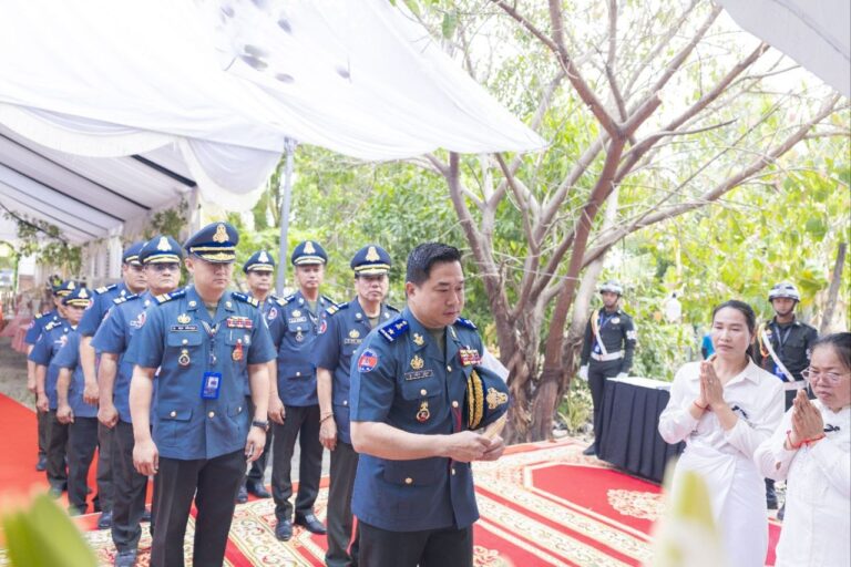 លោកឧត្តមសេនីយ៍ត្រី​ ម៉េង​ ស្រ៊ុន​ មេបញ្ជាការ​ បានអញ្ជើញ​ដឹកនាំ​ប្រតិភូ​ កងរាជអាវុធហត្ថខេត្តកំពង់ស្ពឺ​ ក្នុងពីធីដាក់កម្រងផ្កាគោរពវិញ្ញាណក្ខន្ធ លោកឧត្តមសេនីយ៍ទោ សោម សាម៉ុន​ (អតីតមេបញ្ជាការរង កងរាជអាវុធហត្ថខេត្តកំពង់ស្ពឺ)​​ ដែលបានទទួលមរណៈភាពដោយ​រោគាពាធ​​​…