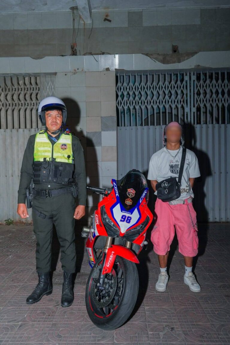 រថយន្ត ០៣គ្រឿង និងម៉ូតូ ១២គ្រឿង ត្រូវអាវុធហត្ថរាជធានីភ្នំពេញ បង្ក្រាបយកម្ចាស់ទៅព្រមាន និងអប់រំជាបន្តបន្ទាប់ ពាក់ព័ន្ធករណីកែច្នៃបំពង់ស៊ីម៊ាំងម៉ូតូខុសលក្ខណៈបច្ចេកទេស!