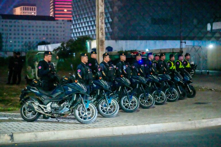 កម្លាំងកងរាជអាវុធហត្ថរាជធានីភ្នំពេញ សហការជាមួយកម្លាំងមូលដ្ឋានអាវុធហត្ថខណ្ឌដូនពេញ និងខណ្ឌ៧មករា ធ្វើការល្បាតការពារ សន្តិសុខ សុវត្ថិភាព ដើម្បីបង្ការ និងបង្រ្កាបបទល្មើសគ្រប់ប្រភេទ