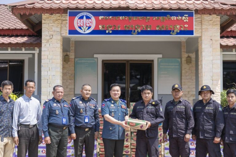 លោកឧត្តមសេនីយ៍ត្រី ម៉េង ស្រ៊ុន មេបញ្ជាការ បានចាត់ឲ្យក្រុមការងារកងរាជអាវុធហត្ថរៀបចំចាត់ចែងនូវសម្ភារៈមួយចំនួន ក្នុងការជួយ​ឧបត្ថម្ភ​ដល់​ បងប្អូន​វីរៈ​កងទ័ព​ជួរមុខ​ អង្គភាព​វរសេនាតូច៦១ ​បញ្ជា​ការដ្ឋានរថក្រោះ អគ្គបញ្ចាការ ឈរជើងនៅទិសខេត្តព្រះវិហារ…