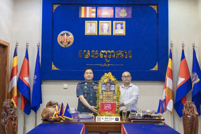 លោកឧត្តមសេនីយ៍ត្រី ម៉េង ស្រ៊ុន មេបញ្ជាការ បានអញ្ជើញ​ទទួលជួបសំណោះសំណាលជាមួយលោក លឹម វាសនា នាយកអតិថិជនសហគ្រាស​​ ​ជាតំណាងឲ្យក្រុមហ៊ុន Metfone ប្រចាំខេត្តកំពង់ស្ពឺ ដែលបាននាំយកនូវកាដូរអនុស្សាវរីយ៍ និងជូនពរជ័យក្នុងឱកាស​អបអរសាទរពិធីបុណ្យចូលឆ្នាំថ្មីប្រពៃណីជាតិខ្មែរខាងមុខនេះ!!!