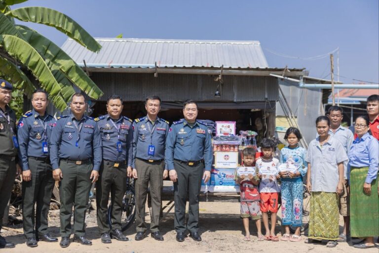 លោកឧត្តមសេនីយ៍ត្រី ម៉េង ស្រ៊ុន មេបញ្ជាការ​ បាន​ដឹកនាំ​ក្រុម​ការងារ​អាវុធហត្ថ​ខេត្តកំពង់ស្ពឺ បន្ត​ចុះ​សួរ​សុខទុក្ខ​ឧបត្ថម្ភ​ជាថវិការ​ផ្តល់​សំភារៈ​សិក្សា​ ដល់ក្មេងកំព្រាឪពុកម្ដាយចំនួន៣នាក់បងប្អូនដែលមាន​​ជីវភាពខ្វះខាត​​​​ ជួប​ការ​លំបាក​ ក្នុង​ភូមិ​សាស្ត្រ​ស្រុក​គងពិសី​ ខេត្ត​កំពង់ស្ពឺ!!!