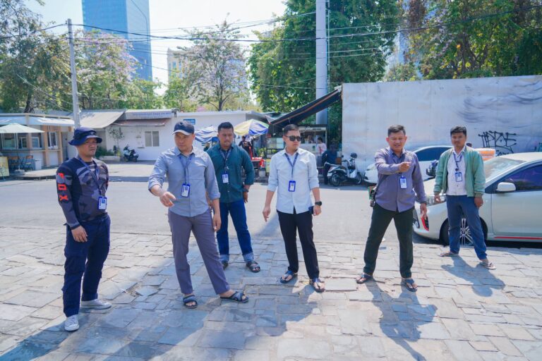 អាវុធហត្ថរាជធានីភ្នំពេញ ចុះសិក្សាត្រួតពិនិត្យទីតាំងត្រៀមរៀបចំសាងសង់ស្តង់ពិព័ណ៌ផ្សព្វផ្សាយពី តួនាទី ភារកិច្ច សកម្មភាពការងាររបស់អាវុធហត្ថរាជធានីភ្នំពេញ និងលេខទូរស័ព្ទអន្តរាគមន៏បន្ទាន់ (Emergency Hotline) 1291 ជូនដល់ភ្ញៀវទេសចរណ៍ជាតិ-អន្តរជាតិ