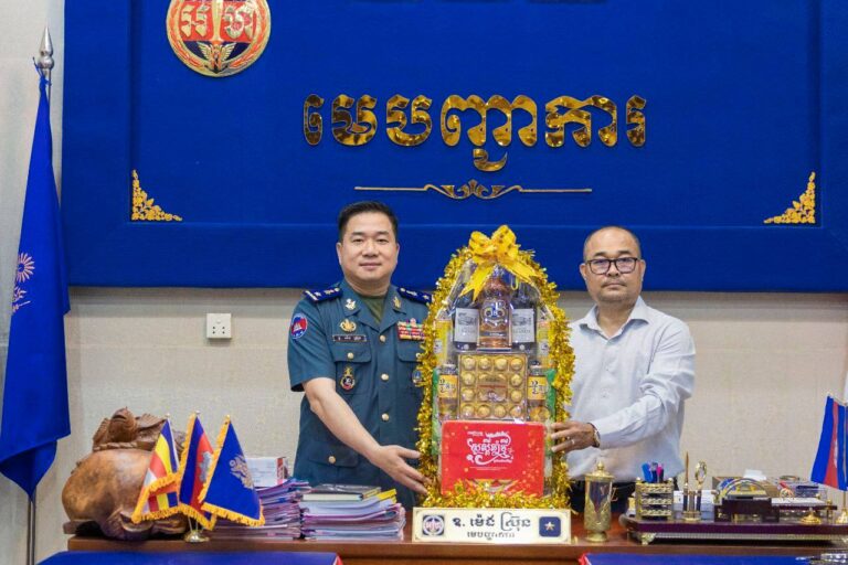 លោកឧត្តមសេនីយ៍ត្រី ម៉េង ស្រ៊ុន មេបញ្ជាការ បានអញ្ជើញ​ទទួលជួបសំណោះសំណាលជាមួយលោក លឹម វាសនា នាយកអតិថិជនសហគ្រាស​​ ​ជាតំណាងឲ្យក្រុមហ៊ុន Metfone ប្រចាំខេត្តកំពង់ស្ពឺ ដែលបាននាំយកនូវកាដូរអនុស្សាវរីយ៍ និងជូនពរជ័យក្នុងឱកាស​អបអរសាទរពិធីបុណ្យ​បុណ្យចូលឆ្នាំថ្មីប្រពៃណីជាតិខ្មែរខាងមុខនេះ!!!