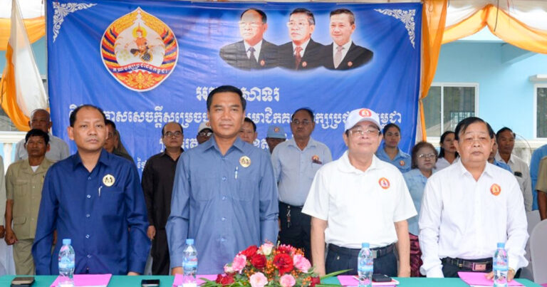 ឯកឧត្តម យូ សិរីវុឌ្ឍ និង ឯកឧត្តម ភឺន ផល្លា អញ្ជើញជាអធិបតីក្នុងពិធីប្រកាសសេចក្តីសម្រេច បញ្ចូលសមាជិកគណបក្សប្រជាជនកម្ពុជាស្រុករតនមណ្ឌល ខេត្តបាត់ដំបង ចំនួន ៧៩៨នាក់
