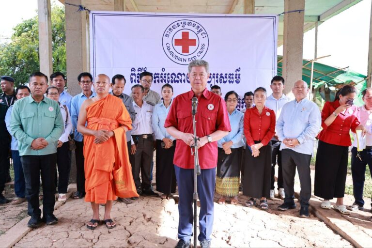 ប្រជាពលរដ្ឋ រងផលប៉ះពាល់ដោយសារគ្រោះធម្មជាតិខ្យល់កន្ត្រាក់ ចំនួន ១៦គ្រួសារ នៅក្រុងអរិយក្សត្រ ទទួលជំនួយសង្គ្រោះបន្ទាន់ពីសាខាកាកបាទក្រហមកម្ពុជាខេត្តកណ្ដាល
