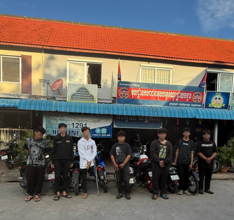 ក្មេងទំនើង ៧នាក់ និងម៉ូតូ ៨គ្រឿង ត្រូវអាវុធហត្ថរាជធានីភ្នំពេញ បង្ក្រាបយកទៅព្រមាន និងអប់រំ ពាក់ព័ន្ធករណីកែច្នៃបំពង់ស៊ីម៊ាំងម៉ូតូខុសលក្ខណៈបច្ចេកទេស!