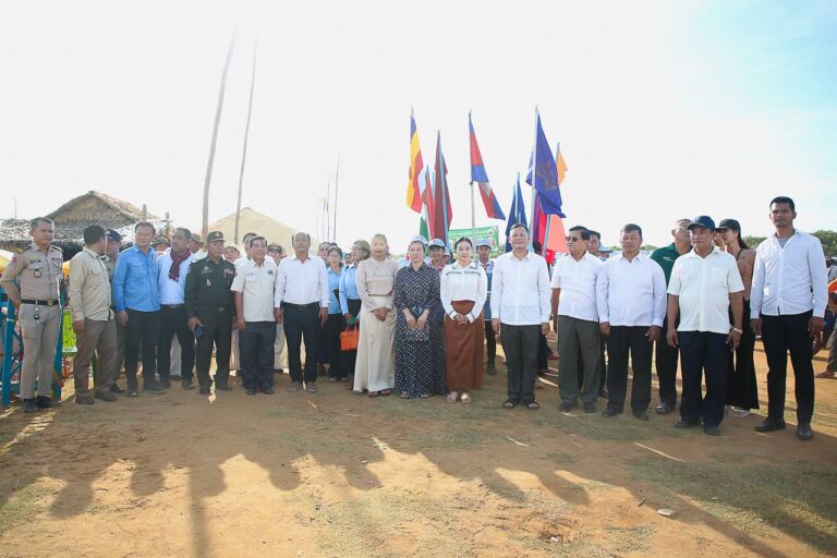 លោកឧត្តមសេនីយ៍ត្រី សៀ ទីន​ មេបញ្ជាការ កងរាជអាវុធហត្ថខេត្តសៀមរាប ចាត់តាំង​ក្រុមការងារ ចូលរួម និងនាំយកគ្រឿងឧបភោគ បរិភោគ ព្រមទាំងថវិកា ឧបត្ថម្ភក្នុងកម្មវិធី ពិធីបុណ្យឆ្លងសាលាឆទាន និងស្ពានមាត់ទន្លេ!