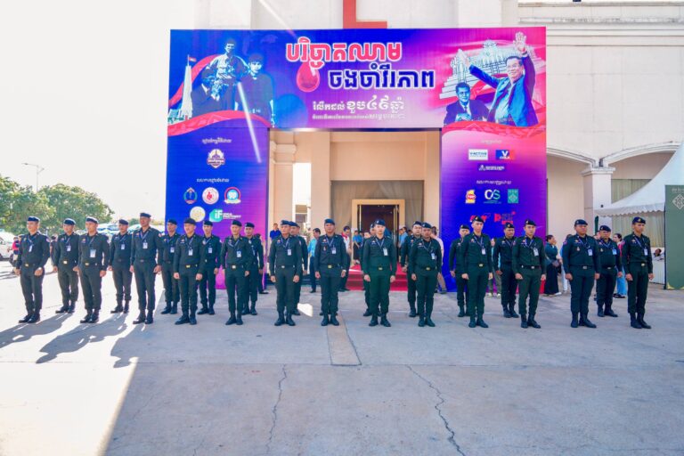 ឧត្តមសេនីយ៍ឯក រ័ត្ន ស្រ៊ាង បញ្ជូនមន្ដ្រីអាវុធហត្ថស្ម័គ្រចិត្ដចូលរួមបរិច្ចាគឈាម ក្រោមប្រធានបទ”បរិច្ចាគឈាម ចងចាំវីរភាព” រំលឹកដល់ ខួប៤៩ឆ្នាំ ចំពោះវីរភាពនៃការលះបង់របស់សម្តេចតេជោ ហ៊ុន សែន!