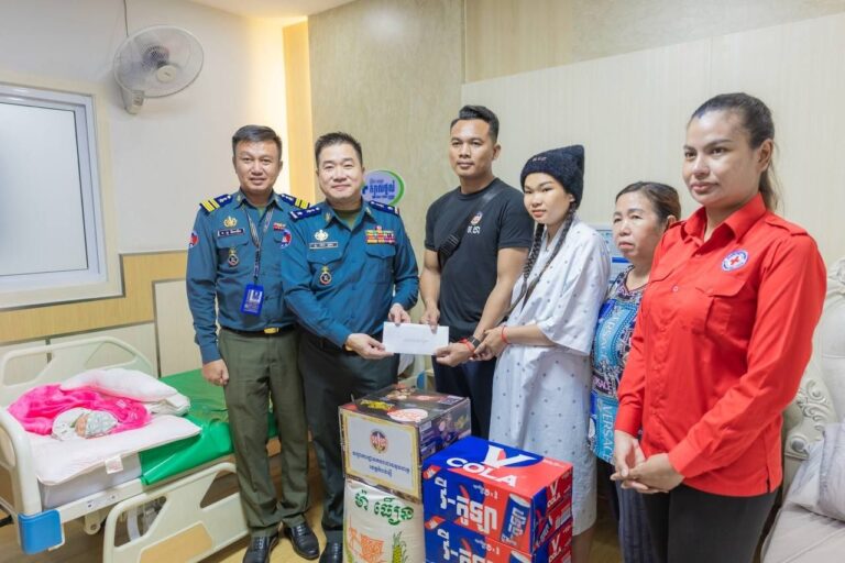 លោក​ឧត្តមសេនីយ៍ត្រី ម៉េ​ង​​ ស្រ៊ុន​​​​​ បានអញ្ជើញ​ដឹកនាំ​ក្រុម​ការងារ​កង​រាជ​អាវុធហត្ថ​ខេត្ត​កំពង់ស្ពឺ​ ចុះ​សួរ​សុខទុក្ខ​លោកស្រី តិច ស្រីភ័ស្ត ត្រូវជាភរិយារបស់ លោកព្រឹន្ទបាលឯក ផុន សុធារិទ្ធ​ កំពុងសម្រាកឆ្លងទន្លេនៅមន្ទីរពេទ្យគ្លីនិកក្បាលថ្នល់​​​ រាជធានី​ភ្នំពេញ…