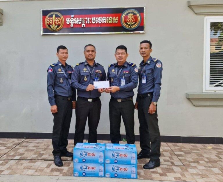 ក្រុមការងារ អាវុធហត្ថរាជធានីភ្នំពេញ នាំយកអំណោយឧបត្ថម្ភដល់គ្រួសារសមាជិក០២នាក់ ដែលមានប្រពន្ធទើបសម្រាលកូន!