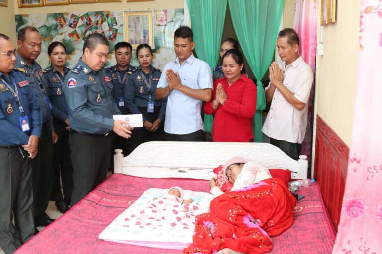 លោកឧត្តមសេនីយ៍ត្រី សេង មហា មេបញ្ជាការ កងរាជអាវុធហត្ថខេត្តតាតែវ បានដឹកនាំក្រុមការងារអញ្ជើញចុះសួរសុខទុក្ខ ភរិយារបស់លោកព្រិន្ទបាលឯក សុឹម បូរ៉ាវីរៈកងរាជអាវុធហត្ថ ដែលឈរនៅសមរភូមិមុខ