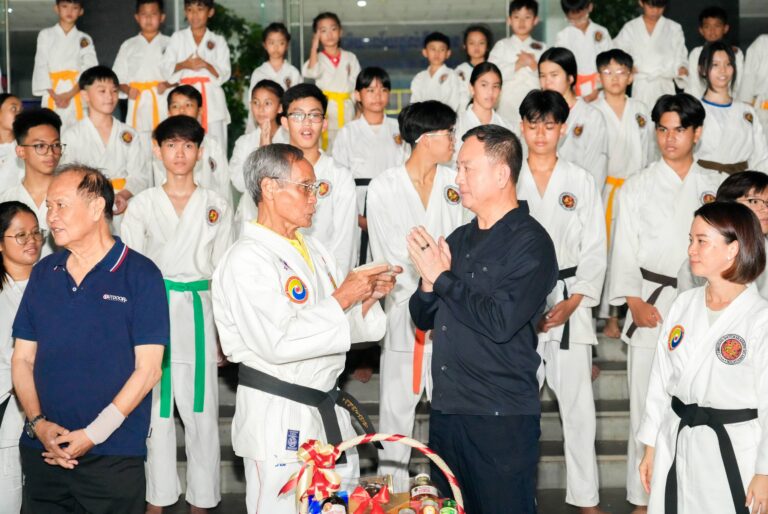 លោកឧត្តមសេនីយ៍ឯក រ័ត្ន ស្រ៊ាង បានចូលរួមក្នុងកម្មវិធីពាក់ដំឡើងខ្សែក្រវាត់ ចែកវិញ្ញាបនបត្រ និងរំលឹកដឹងគុណគ្រូ ចាស់ព្រឹទ្ធាចារ្យ (ជំនាន់ទី១៧) និងកម្មវិធី ប្រកបដោយការអប់រំផ្សេងៗទៀត របស់ ក្លឹប គូរុ ការ៉ាតេដូ ភូមិតាគខាងលិច (KARATE-DO WEST CAMPUS-GURU)