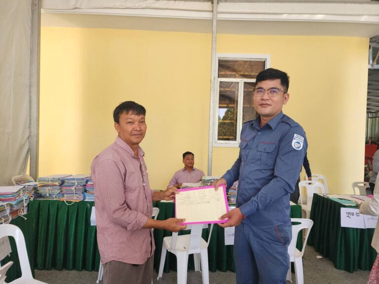 អតិថិជនដែលបានទិញផ្ទះនិងដីឡត៍ របស់គម្រោង ឡេង ណាវ៉ាត្រា ជ្រែ១០០ និងគម្រោងផ្លូវជាតិលេខ ៦អា ដែលមានទីតាំងស្ថិតនៅ ភូមិជ្រែមួយរយ និងភូមិអន្លង់ស្លែង ឃុំសំបួរមាស ស្រុកមុខកំពូល ខេត្តកណ្តាល បានមកទទួលវិញ្ញាបនបត្រសម្គាល់ម្ចាស់អចលនវត្ថុ ដំណាក់កាលទី៤
