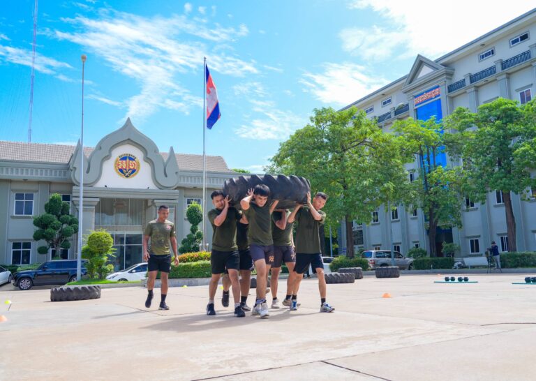 សកម្មភាព កម្លាំងកងរាជអាវុធហត្ថរាជធានីភ្នំពេញ ហាត់ប្រាណតាមរយៈវិធីសាស្ត្រចម្រុះ ដែលក្រុមគ្រូបង្គោលរបស់អង្គភាពអាវុធហត្ថរាជធានីភ្នំពេញ បានសិក្សាស្រាវជ្រាវជាប់ជាប្រចាំ