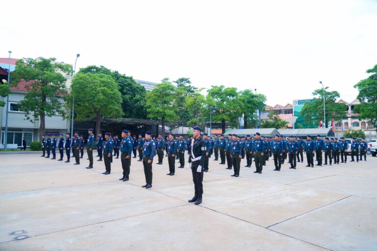 អាវុធហត្ថរាជធានីភ្នំពេញ ប្រមូលផ្តុំកម្លាំង គោរពទង់ជាតិ នៃព្រះរាជាណាចក្រកម្ពុជា
