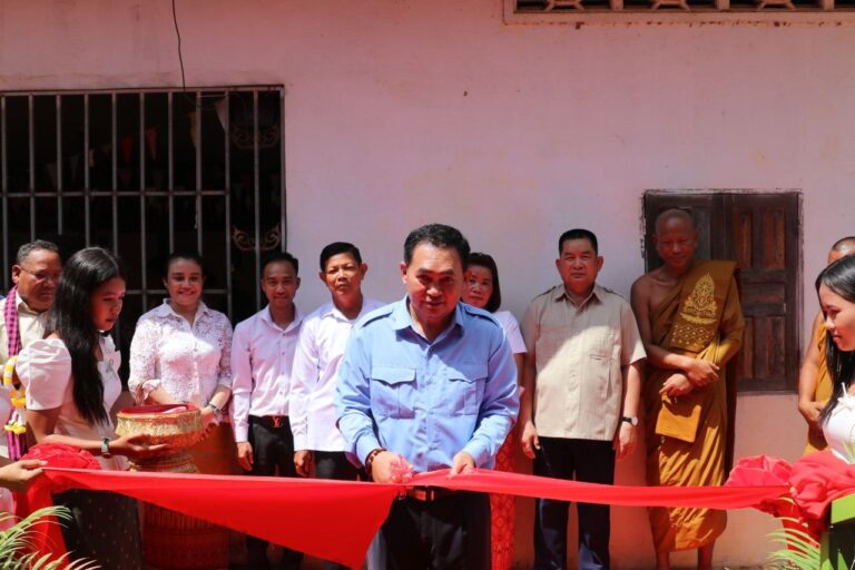ឯកឧត្តមបណ្ឌិត ហ៊ុន សុខា ទីប្រឹក្សាសម្តេចតេជោ និងជាប្រធានក្រុមការងារចលនាកសាងសមាជិកគណបក្សនៅមូលដ្ឋានខេត្តកំពត ដឹកនាំគណៈប្រតិភូចូលរួមសម្ពោធឆ្លងកុដិ និងសមិទ្ធផលនានា នៅវត្តអាយុយឺនយូរ ខេត្តកំពត