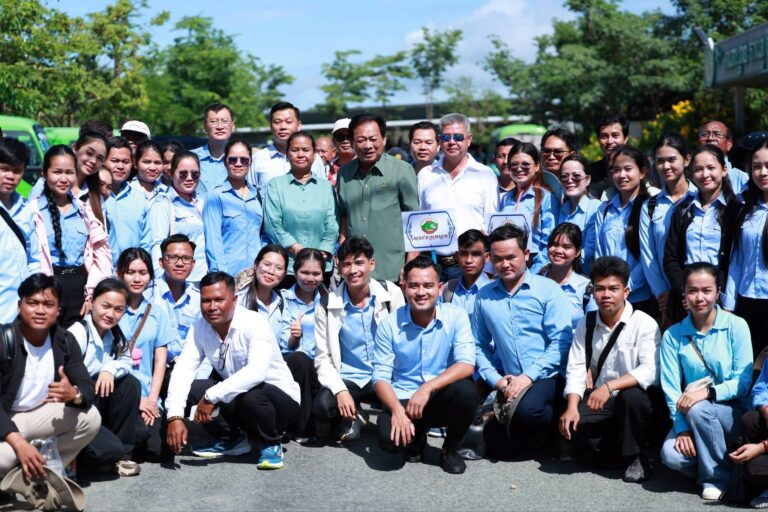 ប្រតិភូរដ្ឋបាលខេត្តកណ្តាល ដឹកនាំយុវជនឃុំ-សង្កាត់ ជិត ៧០០នាក់ ទៅទស្សនកិច្ចសិក្សានៅតំបន់កសិ-ទេសចរណ៍ ម៉ុង ឫទ្ធី សែនជ័យ ខេត្តកំពង់ស្ពឺ