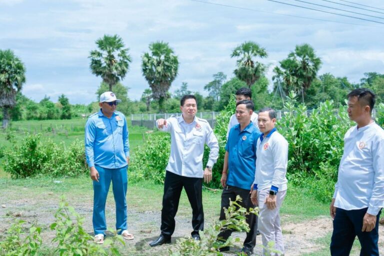 លោក ម៉េង ស្រ៊ុន សមាជិកអចិន្ត្រៃយ៍ នៃគណៈកម្មាធិការគណបក្សខេត្តកំពង់ស្ពឺ បានអញ្ជើញដឹកនាំក្រុមការងារចុះសួរសុខទុក្ខ និងចែកប្លង់ដីជូនប្រជាពលរដ្ឋ ព្រមទាំងពិនិត្យសកម្មភាពគ្រឿងចក្រអេស្កាវាទ័រកាយប្រឡាយ ចាប់ពីចំណុច ទំនប់ចំការក្រូច រហូតដល់ចំណុច ផ្លូវកៅស៊ូមូលនិធិឃុំអមលាំង មានប្រវែង ៨០០ម៉ែត្រ ដែលមានភូមិពាក់ព័ន្ធចំនួន ៤ភូមិ (ភូមិគោក, ភូមិព្រែក, ភូមិស្នួល និងភូមិអូរអង្គុំ) គ្របដណ្តប់លើផ្ទៃដីអាស្រ័យផលប្រមាណ ៥២០ហិកតា…