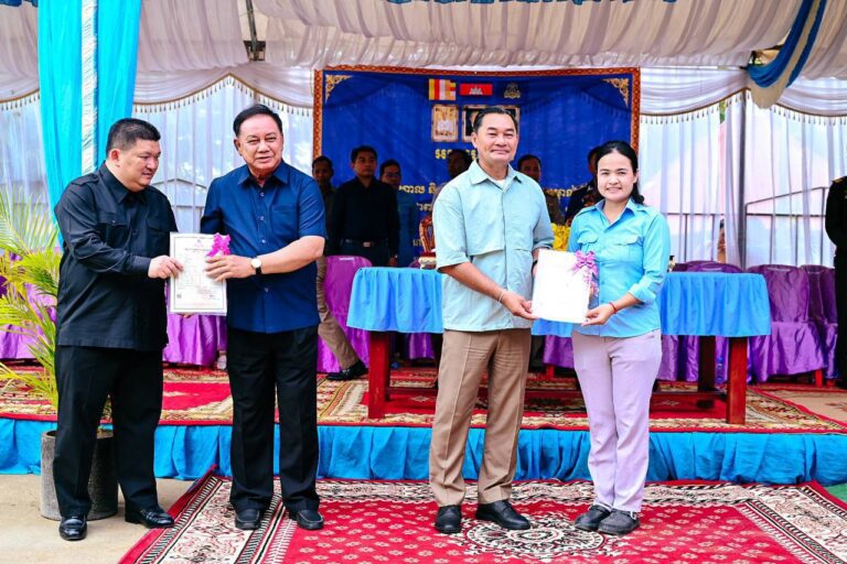 វិញ្ញាបនបត្រសម្គាល់ម្ចាស់អចលនវត្ថុចំនួន ៧០០ បណ្ណ ត្រូវបានប្រគល់ជូនប្រជាពលរដ្ឋដែលមានក្បាលដីស្ថិតក្នុង ៩ ភូមិ នៃឃុំយាយម៉ៅពេជ្រនិល ស្រុកភ្នំស្រួច ខេត្តកំពង់ស្ពឺ