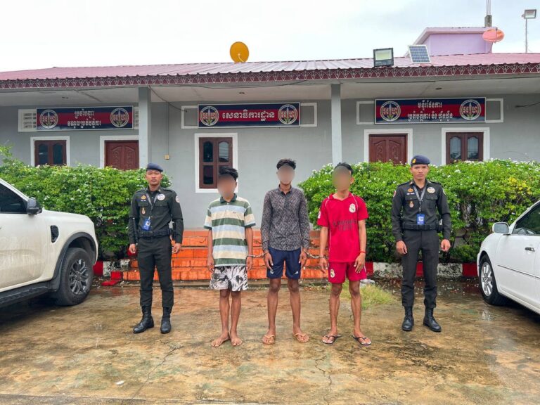 ក្រុមចោរដែលតែងតែធ្វើសកម្មភាពលួចយ៉ាងសកម្មក្នុងភូមិសាស្រ្តក្រុងឧដុង្គម៉ែជ័យ ខេត្តកំពង់ស្ពឺ ត្រូវបានកម្លាំងកងរាជអាវុធហត្ថ ធ្វើការបង្រ្កាប និងឃាត់ខ្លួនបានជាបន្តបន្ទាប់ ក្រោយទទួលបានការខលប្តឹងពីជនរងគ្រោះសុំអន្តរាគមន៍តាមរយៈលេខអន្តរាគមន៍សង្គ្រោះបន្ទាន់ Hotline 129 ….