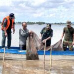 កម្លាំងចម្រុះខេត្តកណ្តាល ចុះបង្ក្រាបបទល្មើសនេសាទខុសច្បាប់នៅក្រុងសំពៅពូន រឹបអូស និងបំផ្លាញចោលវត្ថុតាងជាច្រើន និងលែងត្រីចូលបឹងវិញជិត ៥០០គីឡូក្រាម