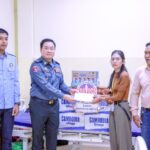 ក្រោមការយកចិត្តទុកដាក់​របស់លោក​ឧត្តម​សេនីយ៍​ត្រី​ ម៉េង ស្រ៊ុន មេបញ្ជាការ កងរាជអាវុធហត្ថខេត្តកំពង់ស្ពឺ បានអញ្ជើញដឹកនាំក្រុមការងារកងរាជអាវុធហត្ថចុះសួរសុខទុក្ខលោកព្រិន្ទបាលទោ សំ សុជាតិ​​​ ជួបគ្រោះថ្នាក់ចរាចរណ៍កំពុងសម្រាកព្យាបាលថែទាំសុខភាពនៅមន្ទីរពេទ្យព្រះកុសុមៈ(ហៅពេទ្យលោកសង្ឃ)រាជធានី​ភ្នំពេញ…